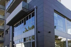 پرسلان در نمای ساختمان