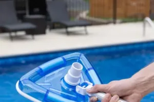 نحوه جارو کردن استخر