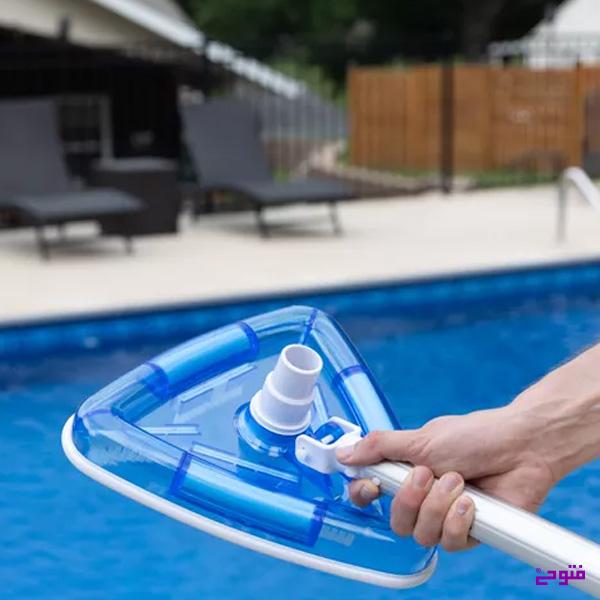 نحوه جارو کردن استخر