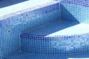 چه نوع کاشی برای استخر مناسب است؟