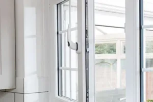 روشی سریع برای عایق کاری پنجره ها و درها در روزهای سرد زمستان